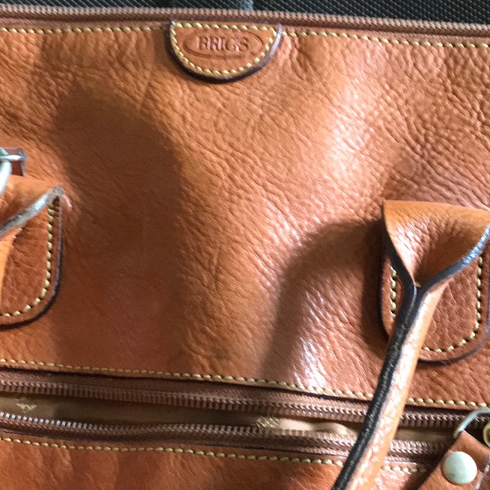 Bric’s leather bag with shoulder strap tan.
